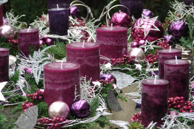 Adventsdekoration mit Kerzen