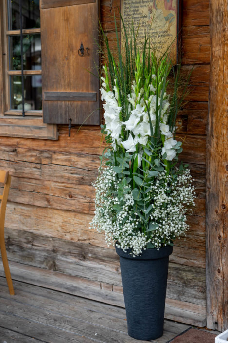 Grosse Vase Mit Weissen Blumen