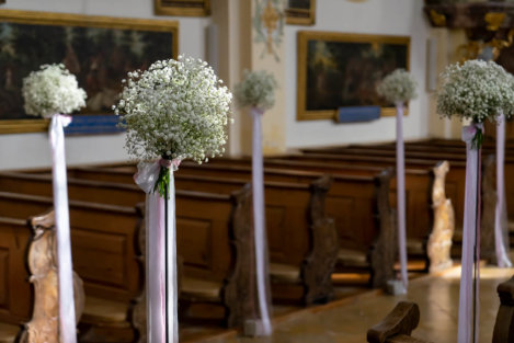 Schoene Straeusse Fuer Kirche Hochzeit